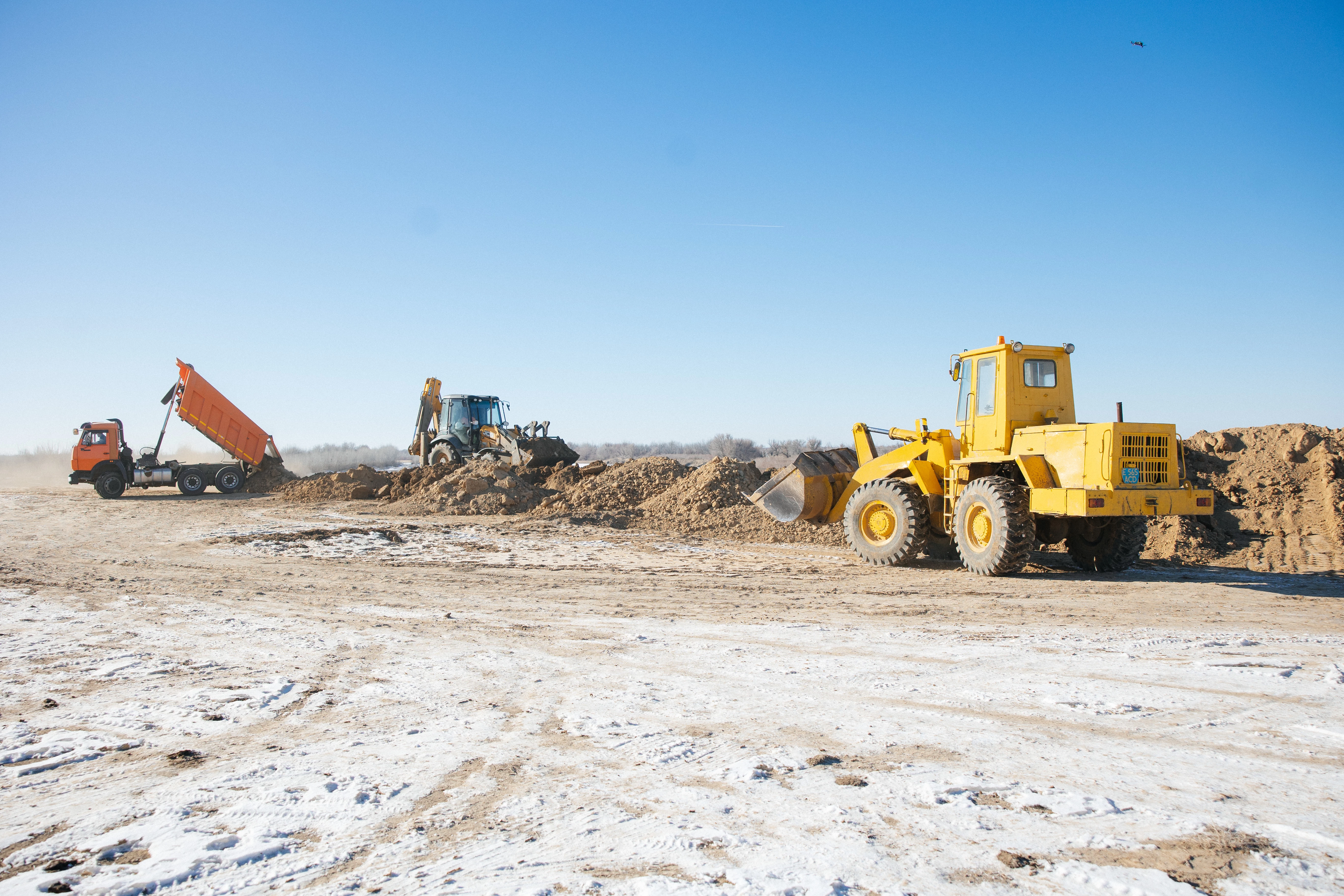 В Атырауской области продолжают укреплять дамбы